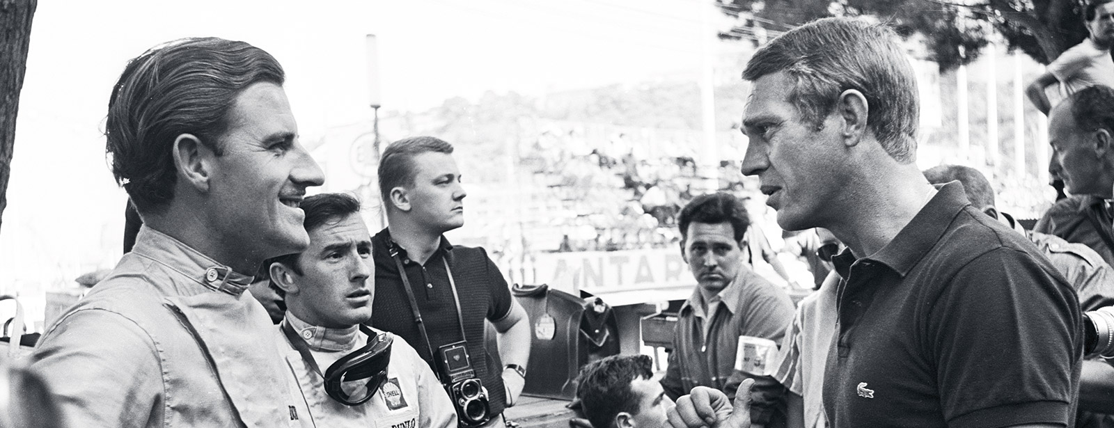 Un cliché, deux légendes : Paul Newman et Jacky Ickx, longtemps recordman de victoires dans l’épreuve avec six premières places.<br />
© (Photo NR, R. La., R. Lo., P. J., G. P.)