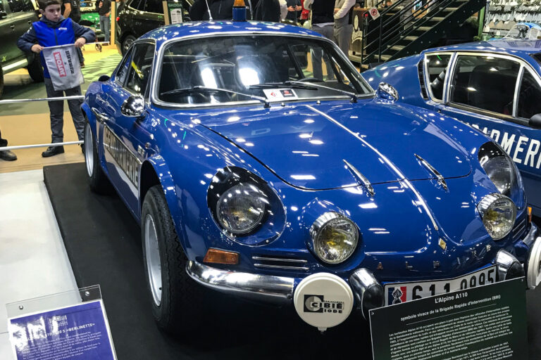Alpine A110 authentique exemplaire d’intervention du Musée de la Gendarmerie après restauration présentée lors de l’édition 2025 de Rétromobile
