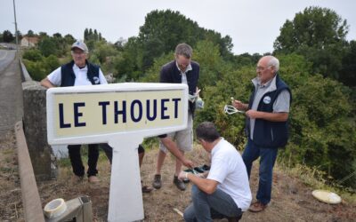 Restauration du patrimoine routier : des bornes et plaques Michelin sauvegardées dans les Deux-Sèvres