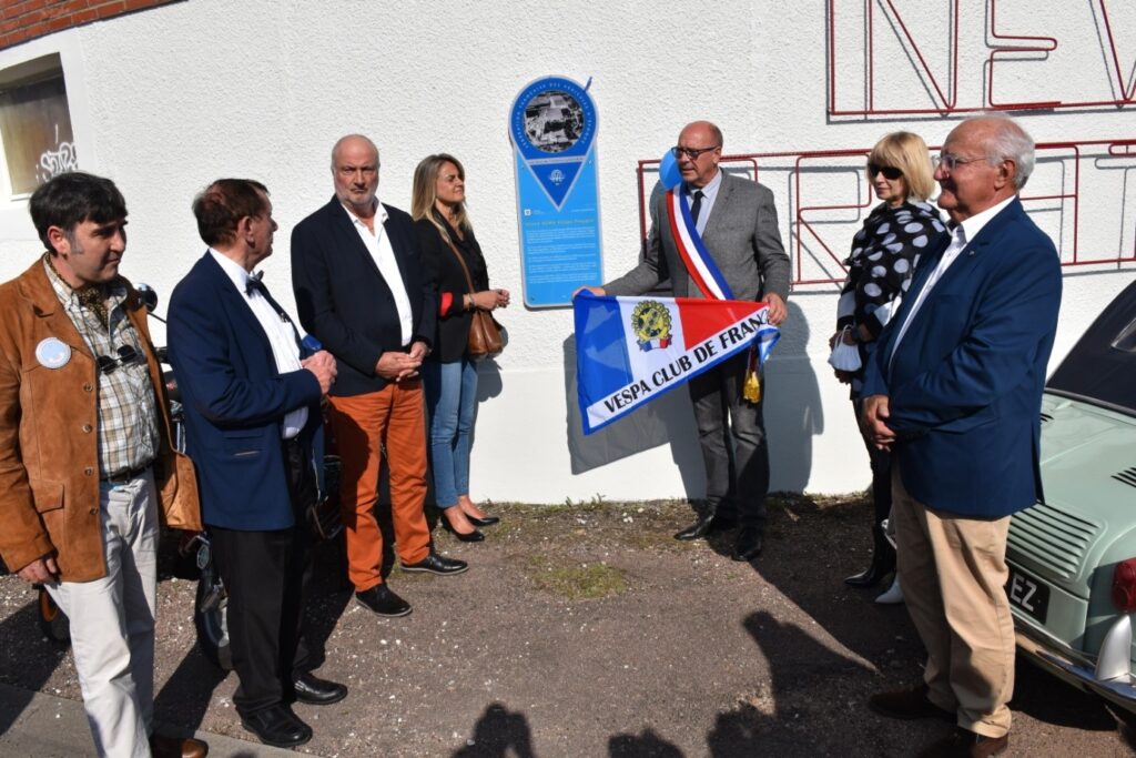 Les élus et membres de la FFVE qui enlève le voile de la plaque