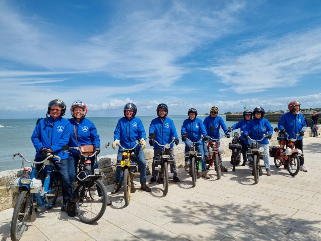 membres du Club Solex et Cyclos Anciens Sandillonnais pose sur des VéloSolex