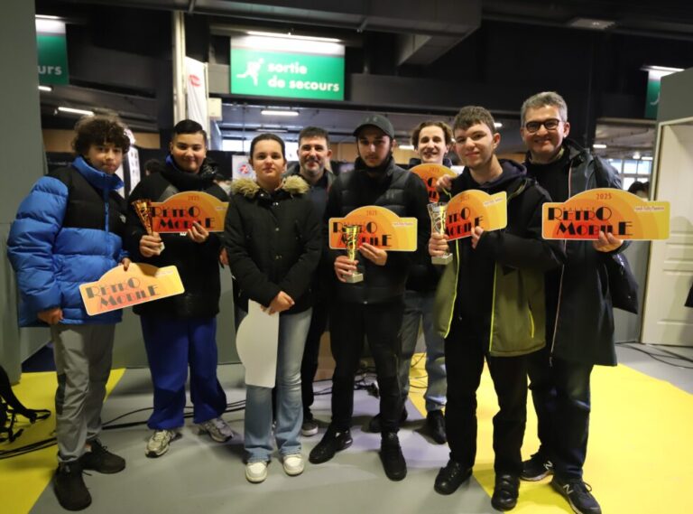 Des personnes posent avec la plaque Handi Rallye Passion