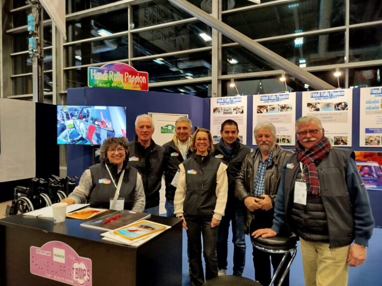 L'équipe de Handi Rallye Passion qui tient èle stand à Rétromobile 2025