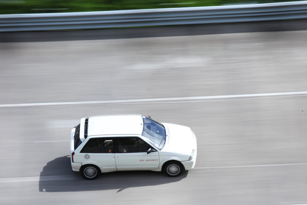 Citroën AX sur piste à toute vitesse