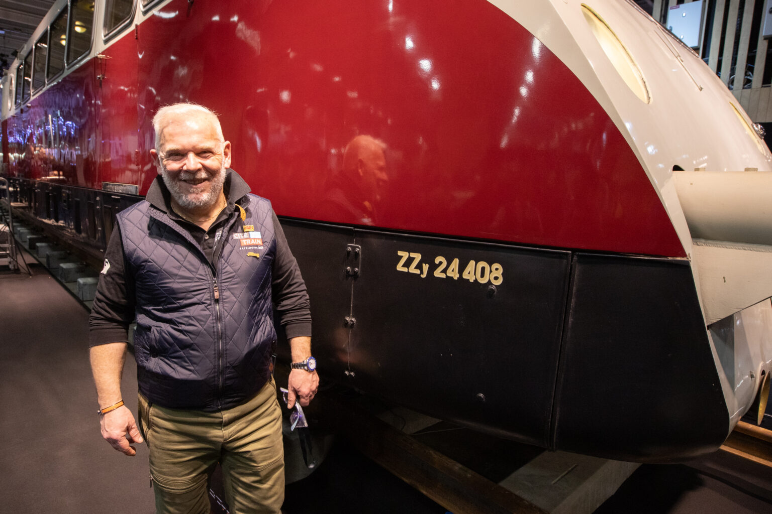 Sylvain Vernerey devant l'Autorail Bugatti à Rétromobile 2026