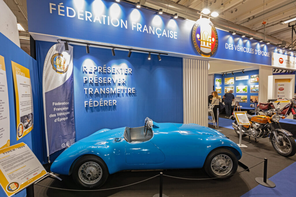 Stand de la FFVE à Rétromobile 2026 avec une Gordini Type 8 de 1939