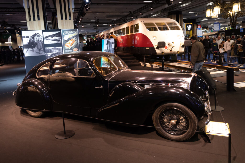 Unique Bugatti Type 64 devant l'Autorail Bugatti à Rétromobile 2026