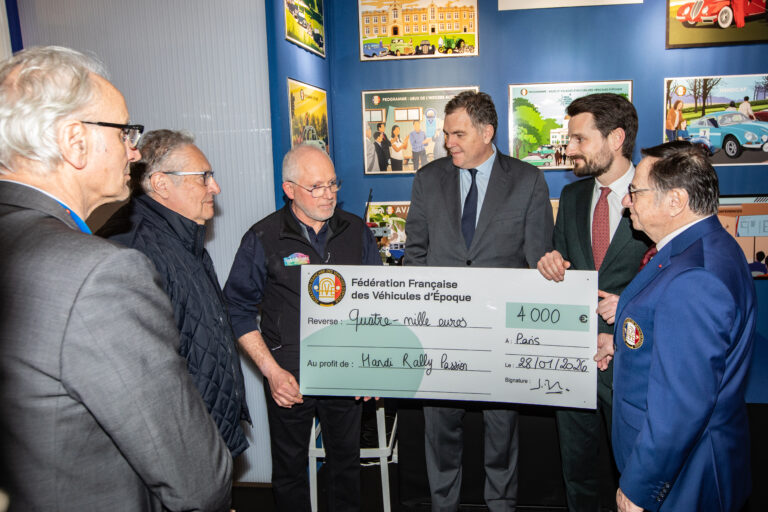 Remise de chèque à Handi Rally Passion en présence de Philippe Tarabot, Ministre des Transports, et Romain Grabowski, directeur du salon Rétromobile
