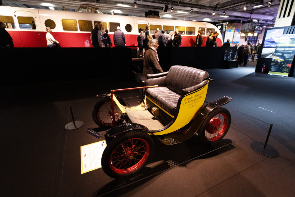 Une Bugatti type 56 à moteur électrique devant l'Autorail Bugatti à Rétromobile 2026