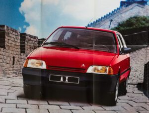 Publicité de la Citroën AX rouge
