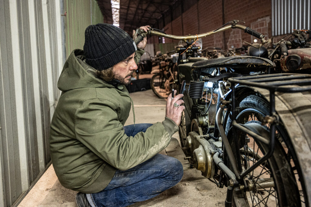 Julien Galoin qui inspecte une moto