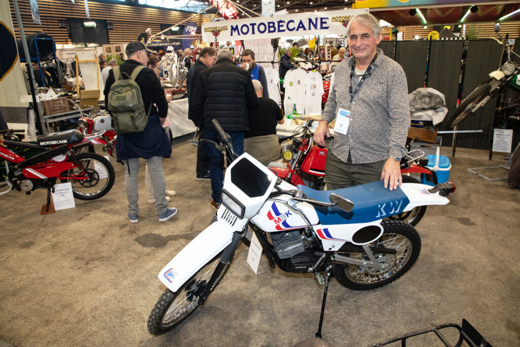 Pierre Turlan, qui pose devant une MBK 50 KW