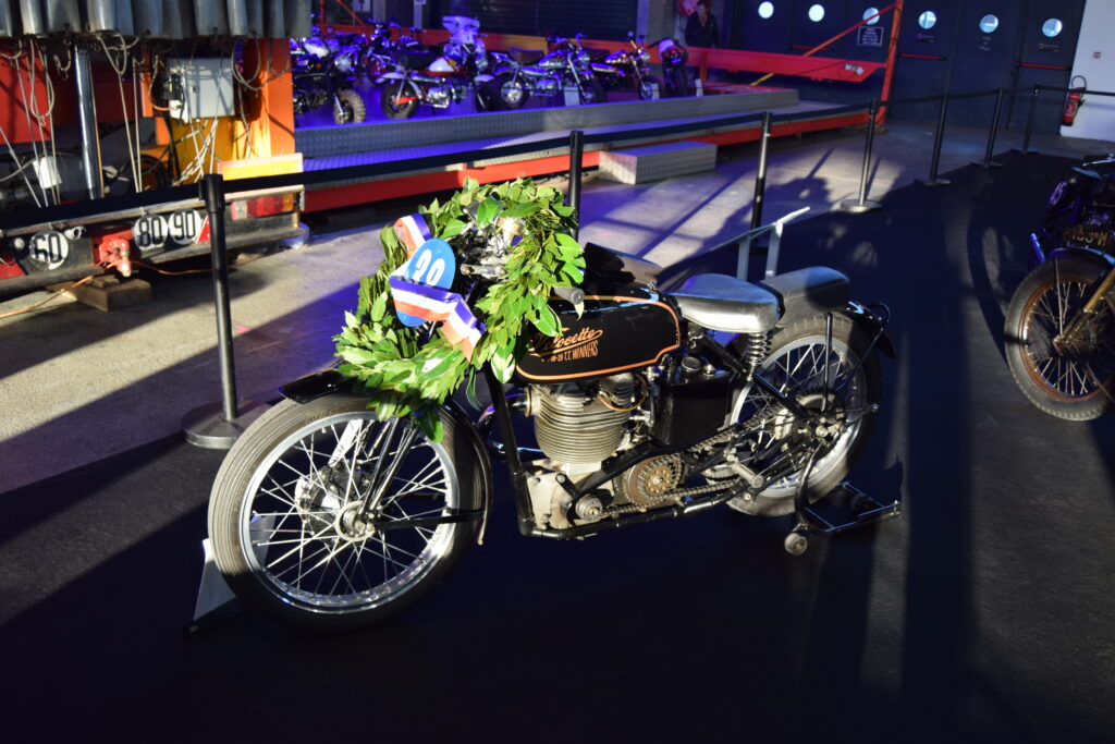 Prix remis à la Vélocette 350 KTT MK7 de 1938 lors du Salon du 2 Roues à Lyon