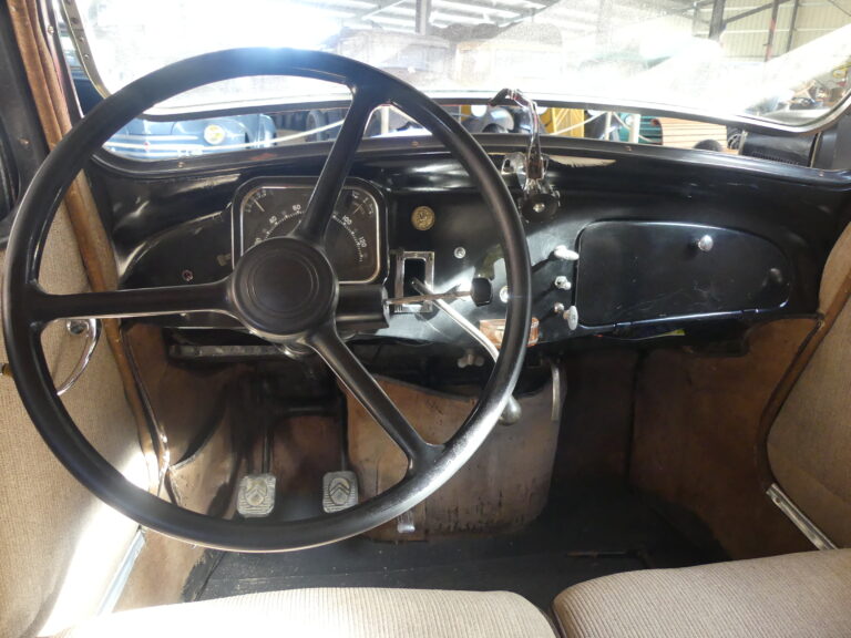 Volant de la Citroën Traction 7C de 1939 du Musée de Salviac