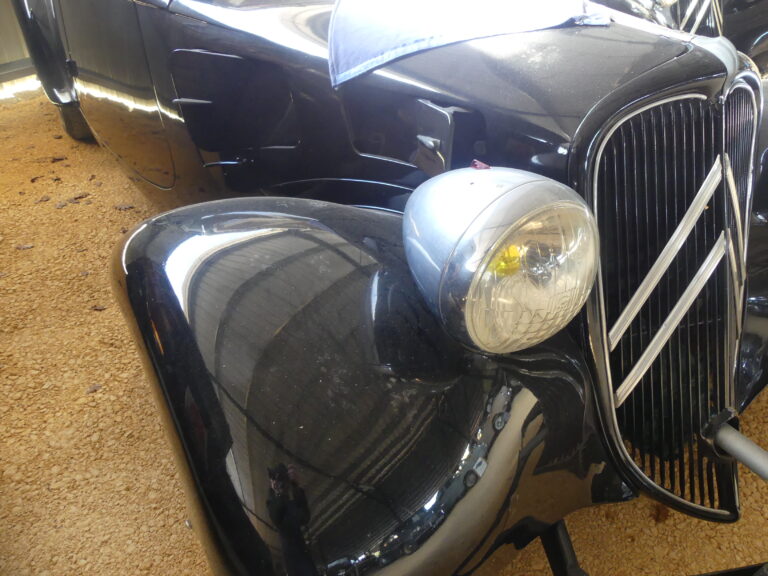 Phare de la Citroën Traction 7C de 1939 du Musée de Salviac