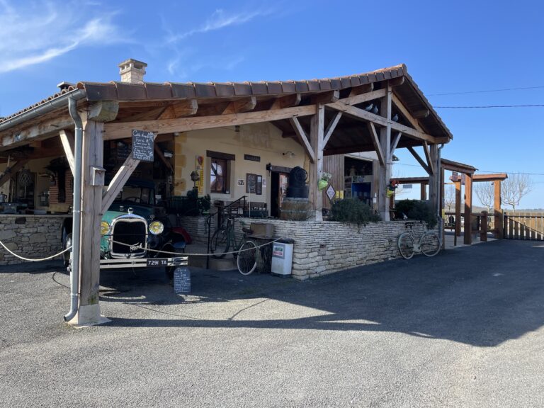 Devanture du Musée du patrimoine agricole et automobile de Salviac