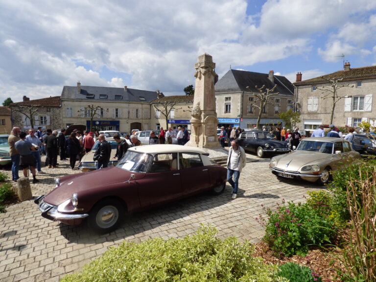Citroën DS en centre-ville pour un rassemblement de véhicules d'époque