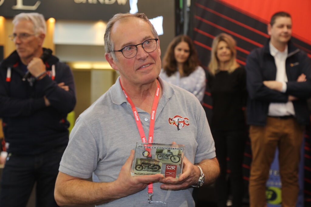 Dominique Buisson recevant le Prix de la conservation