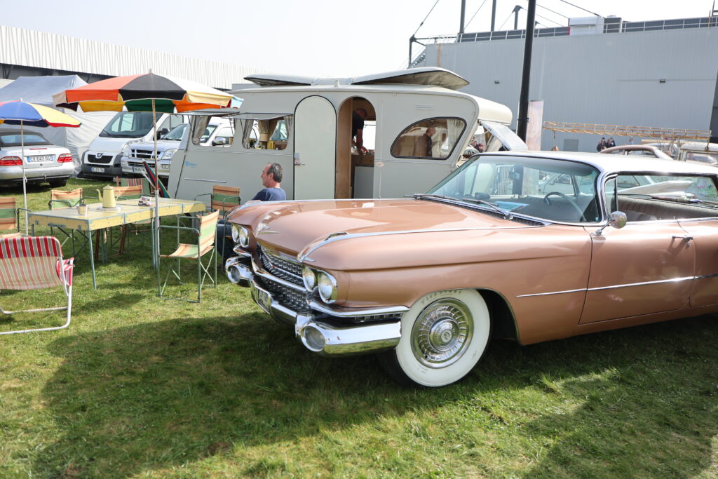 Cadillac sur le stand du Rétro Camping club de France