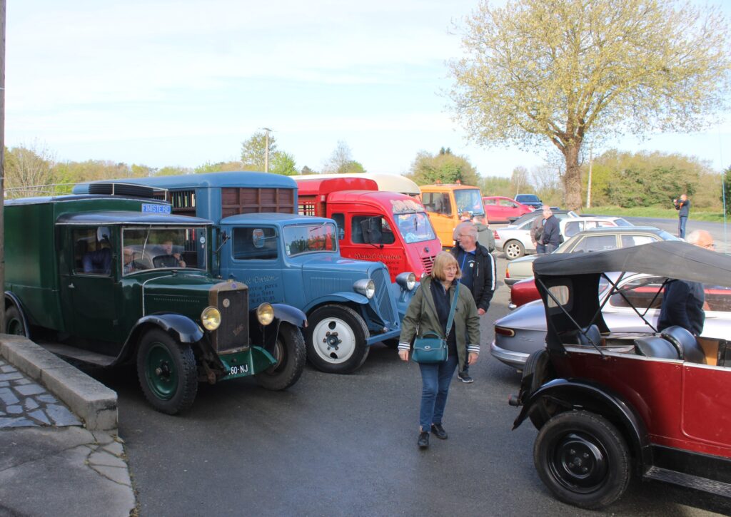 Un rare camion Unic L11 de 1930 devant un Citroën U23 et un Renault Goélette