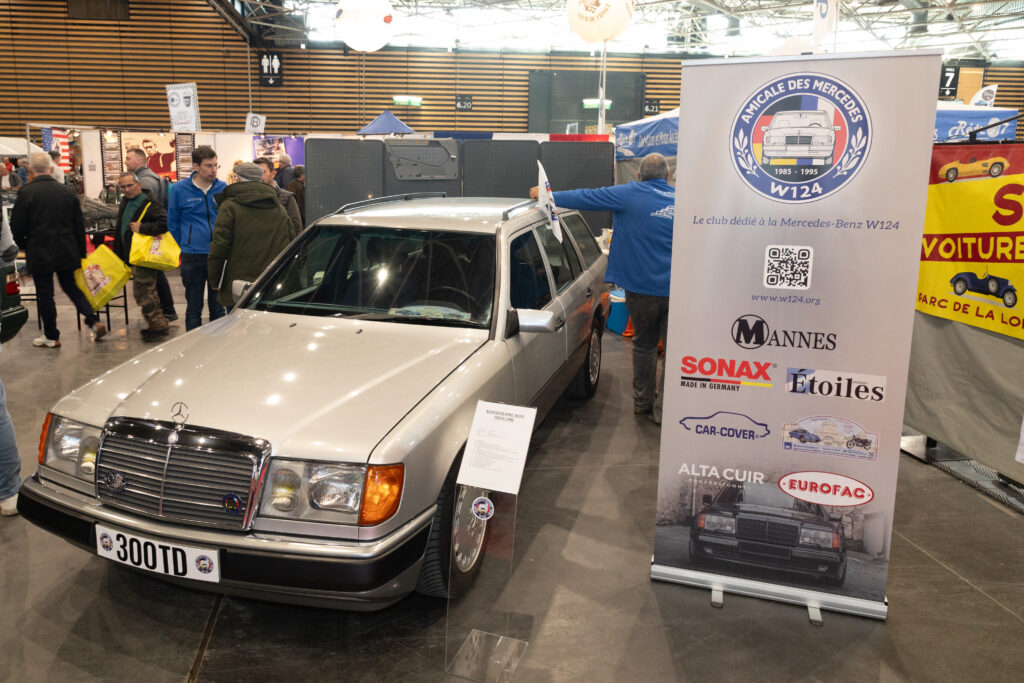 Exposition de Mercedes sur le stand de l'Amicale des Mercedes W124