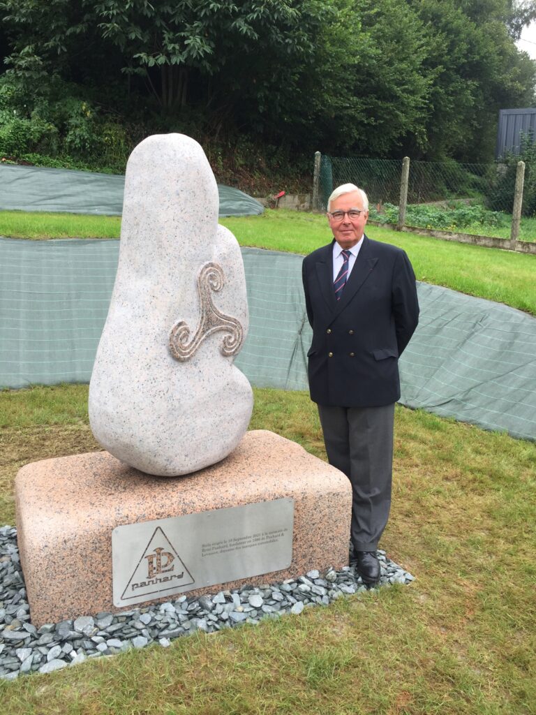 Robert Panhard pose à coté d'un monument