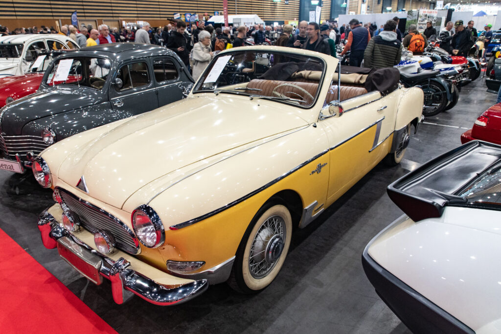 Exposition d'une Renault Frégate Cabriolet au Salon Époqu’Auto