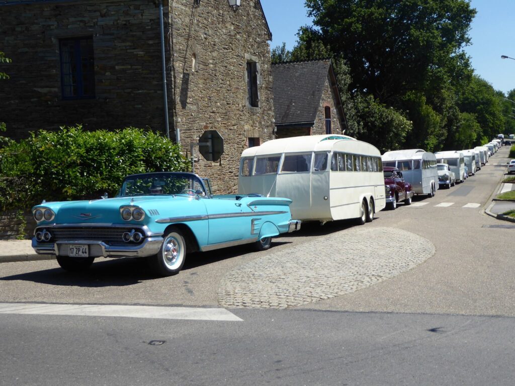 Exposition de cabriolet Chevrolet Impala et caravanes Hénon