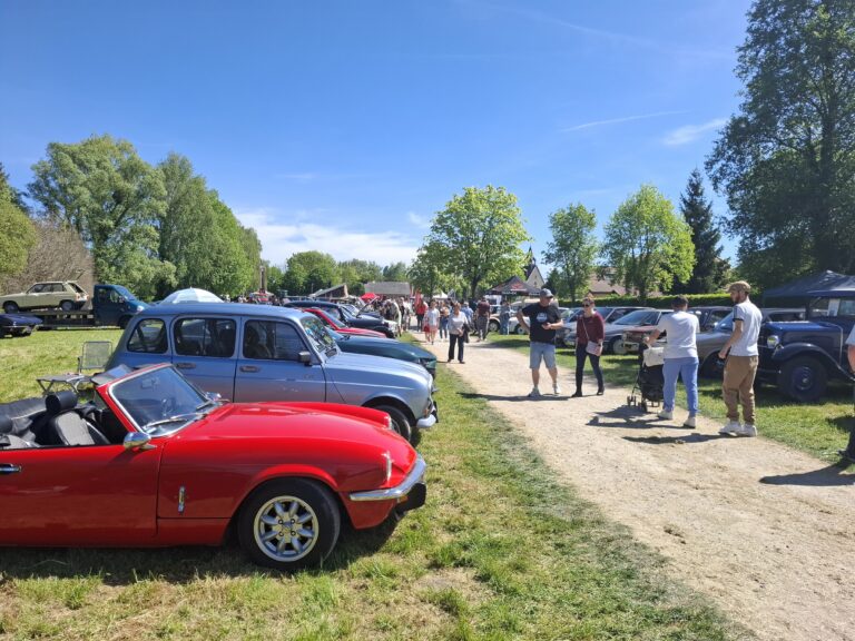 Triumph Spitfire et une Renault 4L lors d'un rassemblement de véhicules