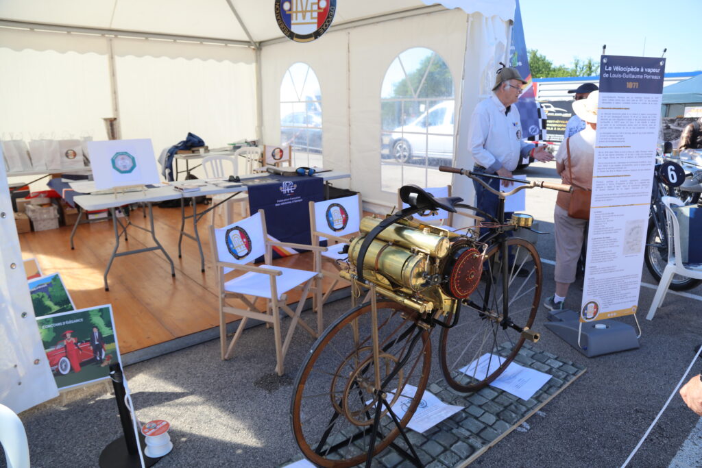 Exposition de la premier vélocipède à moteur