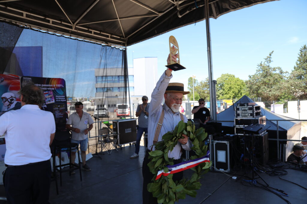 Patrick Estrade sur scène avec son trophée