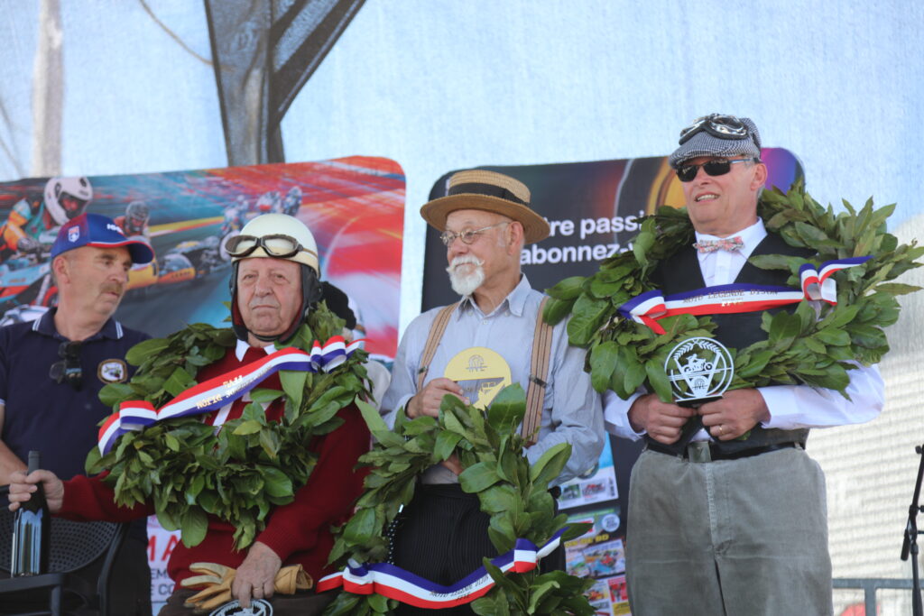 Personne avec les trophées