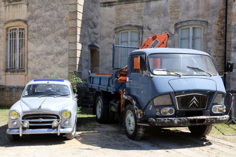 Peugeot 403 et Citroën Belphégor devant le Château de Vignolles où se déroulait la JNVE