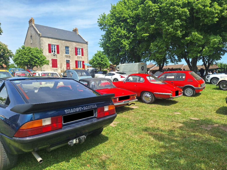 Matra Bagheera, Triumph Spitfire, Alfa Romeo Giulia SS et Peugeot 205 GTI dans la ville des Deux-Sèvres de Gourgé