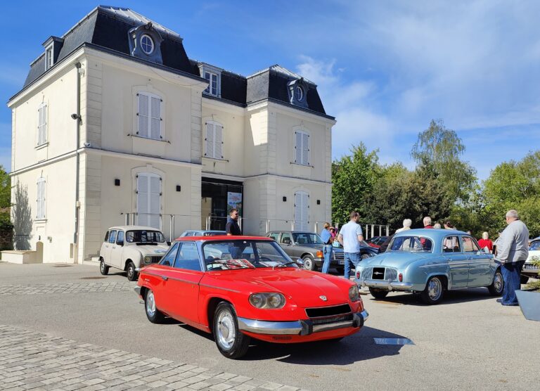 Panhard 24 et Renault Dauphine à Montigny-le-Bretonneux