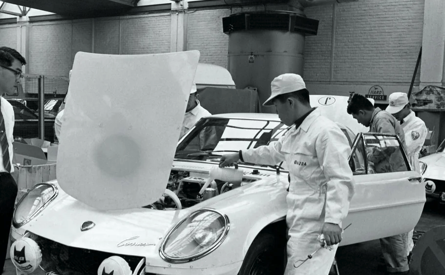 Homme avec Mazda Cosmo