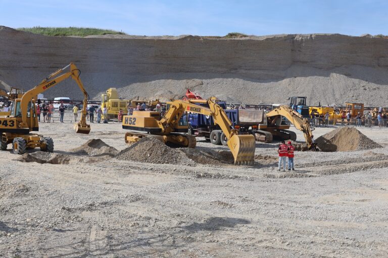 Engins de travaux publics comme des pelleteuses