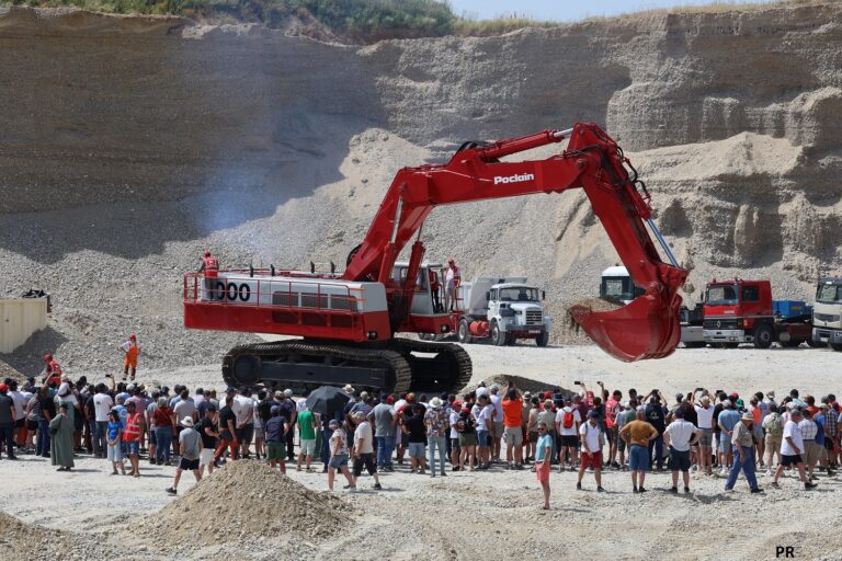grosse machine de travaux publics produite par Poclain