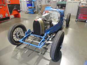Bugatti Type 37 en pleine reconstruction