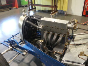 Bugatti Type 37 en pleine reconstruction