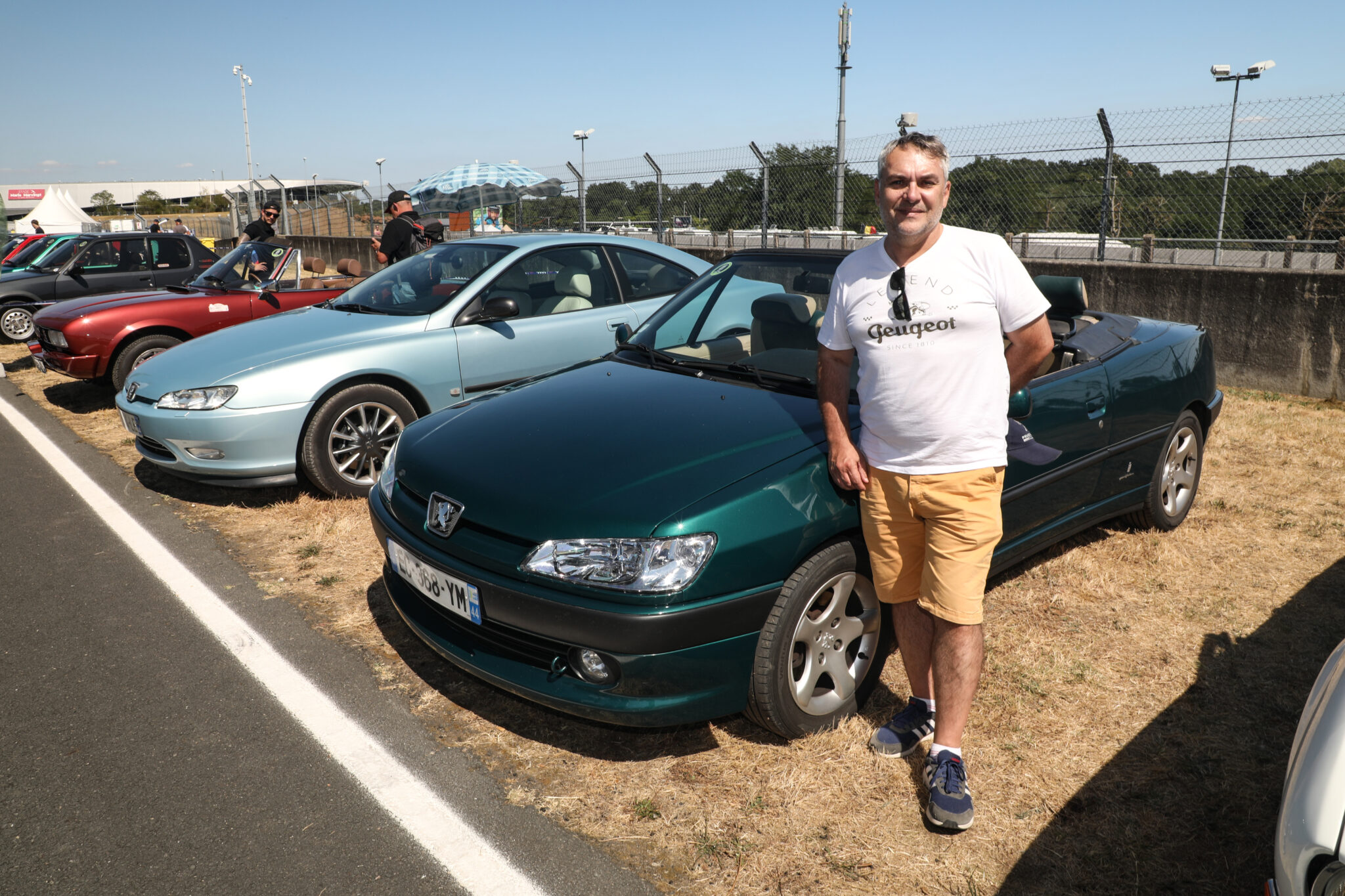 Philippe Martinez qui pose devant une voiture