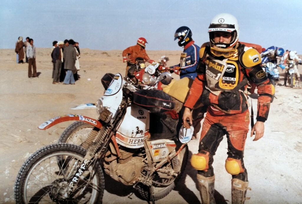 Moto Honda 250 XLS dans le sable de Dakar