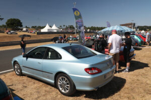 Exposition de voiture avec personne