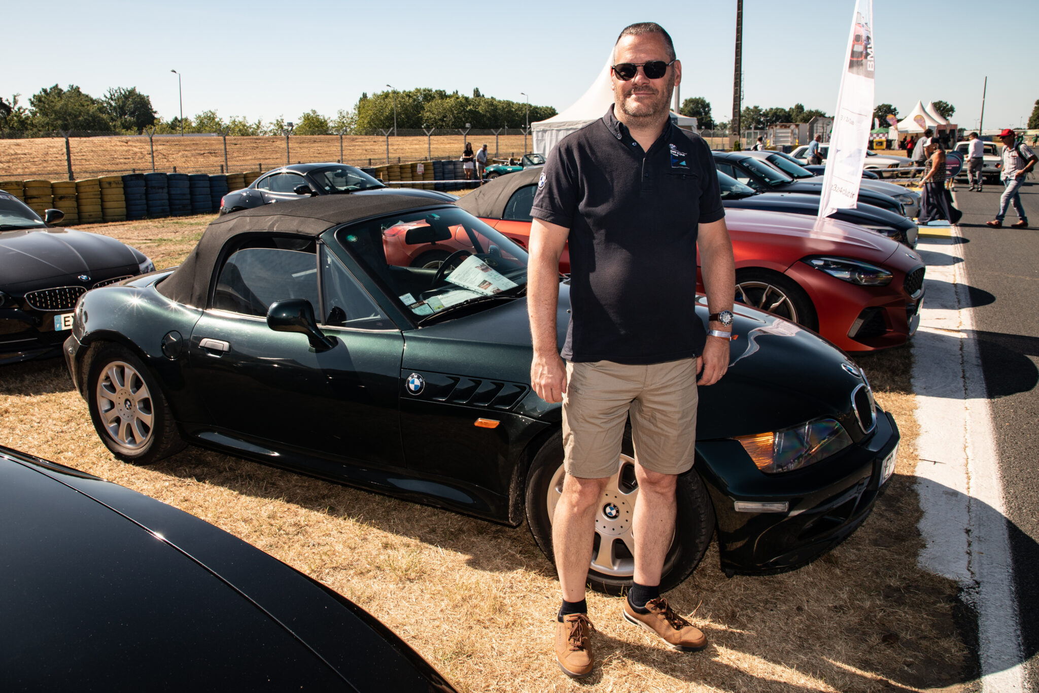 homme qui pose devant une voiture