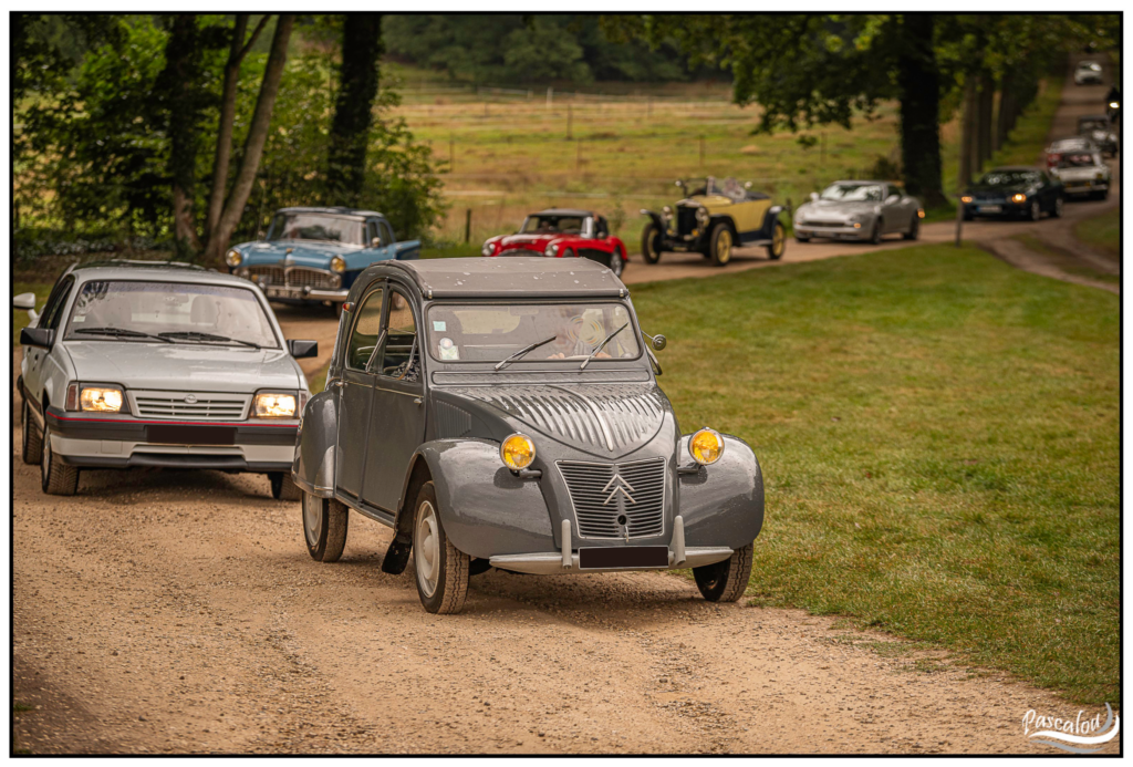 Voiture 2cv grise au premier plan