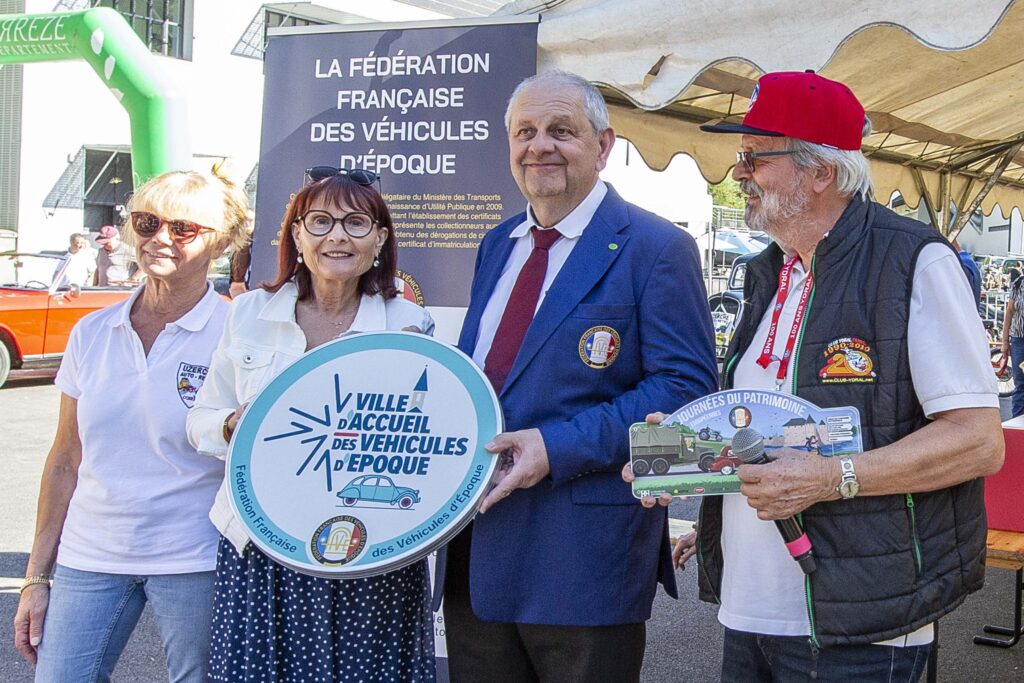 Cérémonie de remise du label en présence de Catherine Chambras, maire d'Uzerche, Yves Claval, vice-président et délégué régional FFVE et les représentants des clubs Ydral et Uzerche Auto Rétro