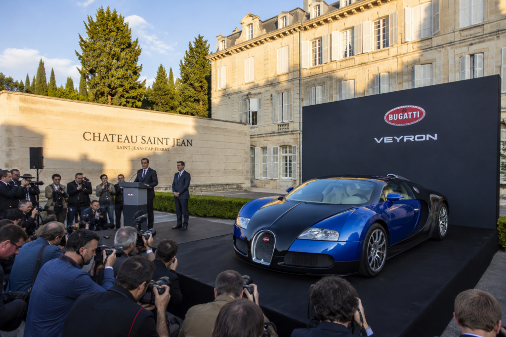Exposition d'une voiture lors d'un évenement