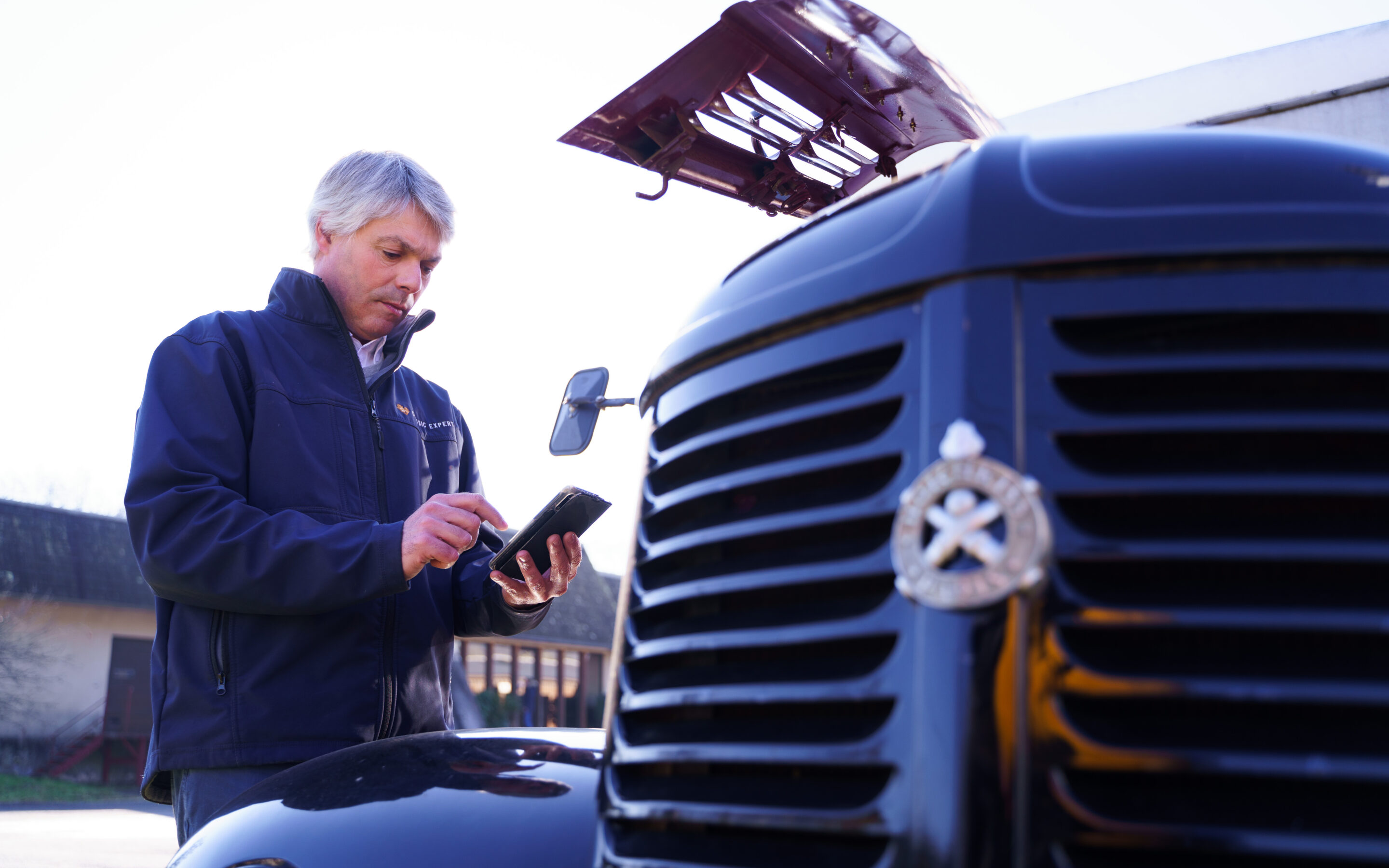 Un professionnel de Classic Expert en pleine expertise d’un camion Hotchkiss