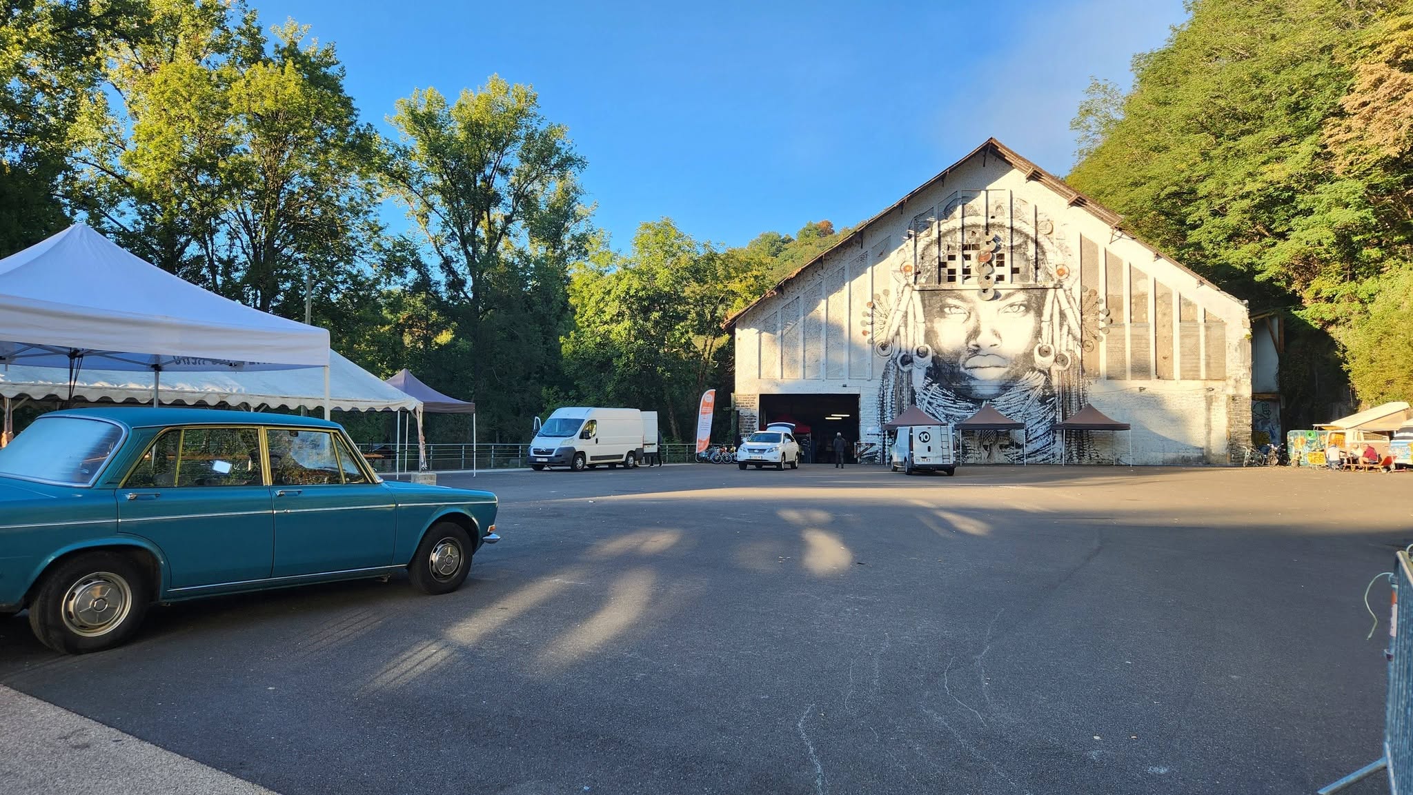 Arrivée matinale des premiers véhicules pour l'exposition d'Uzerche © Yves Benichou