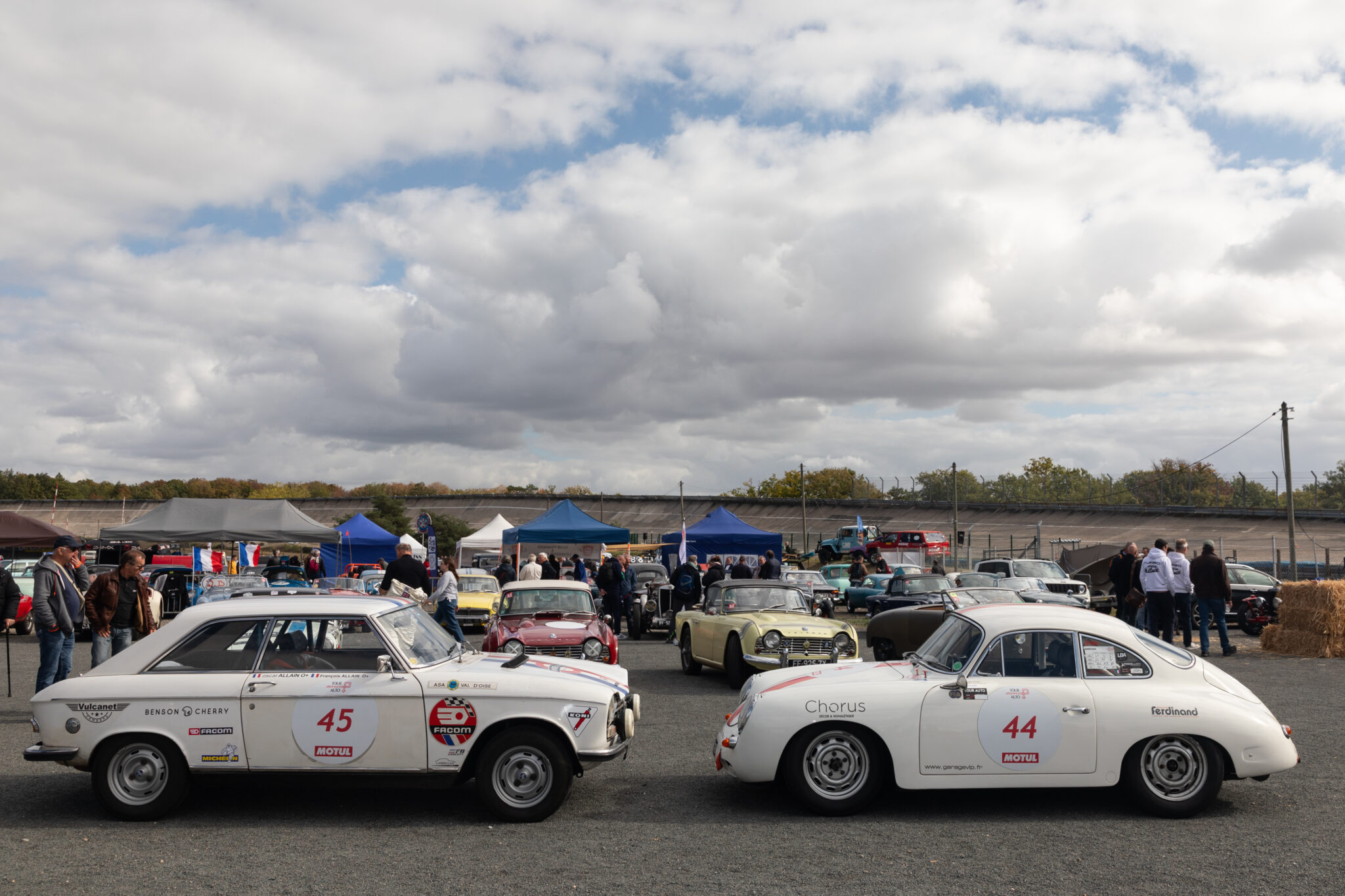 Deux concurrentes du Tour Auto 2026 se retrouvent à Montlhéry dont la 204 de François Allain.